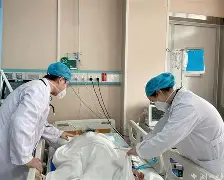 体育APP-肌肉男惨遭酷刑绑在车后备箱挠脚心